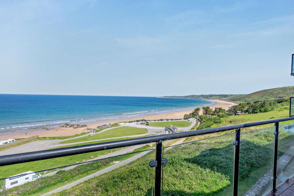 una vista de la playa desde el balcón de una casa en Flat 9 Clifton Court, en Croyde