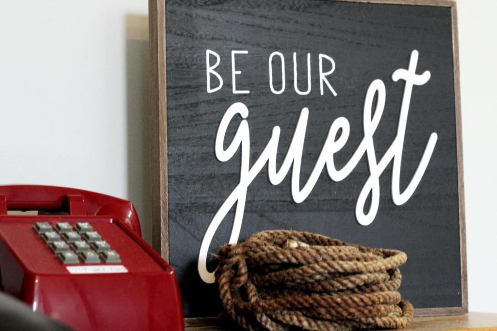a sign that says be our way next to a red typewriter at Parkers Bluewater Inn in Pilleyʼs Island