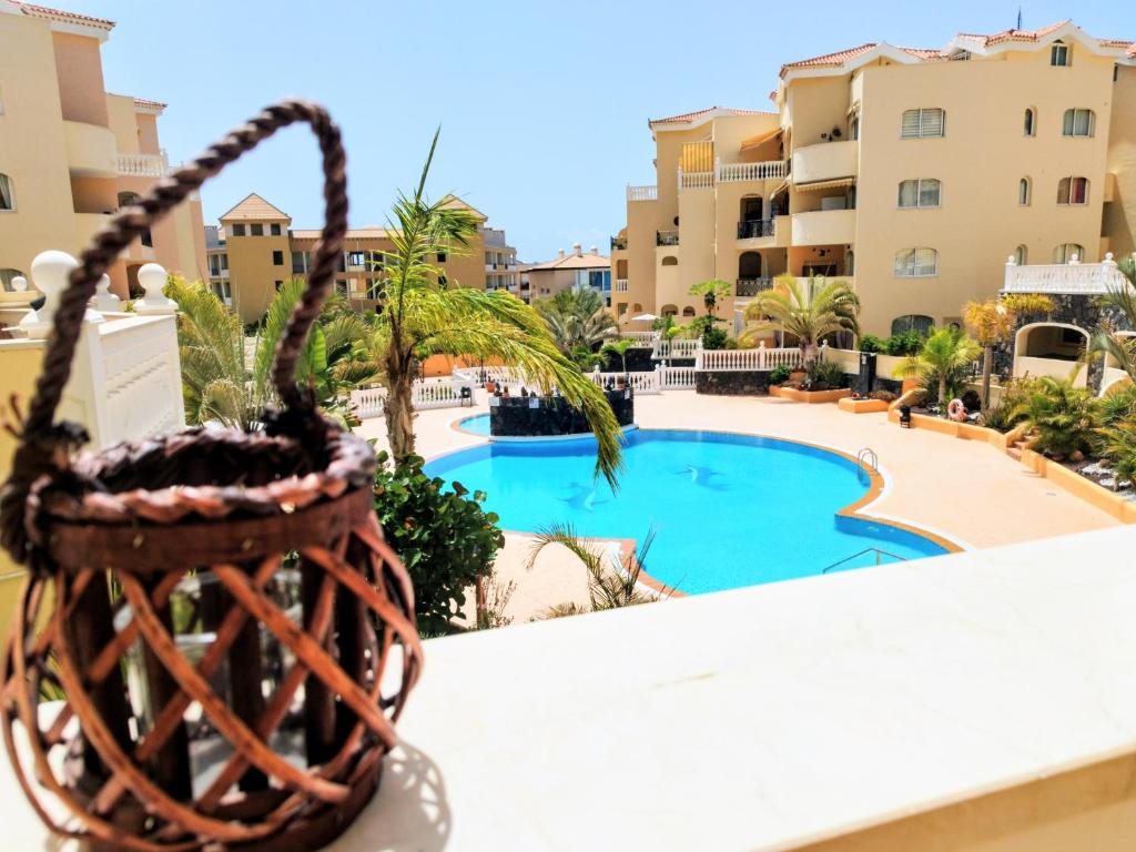 un cestino su un balcone con piscina di Casa Girasol a Los Cristianos