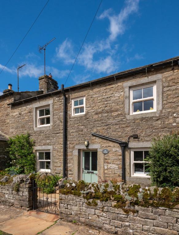 an old brick house with a stone wall at 2 Bed in Thwaite oc-ds946 in Thwaite