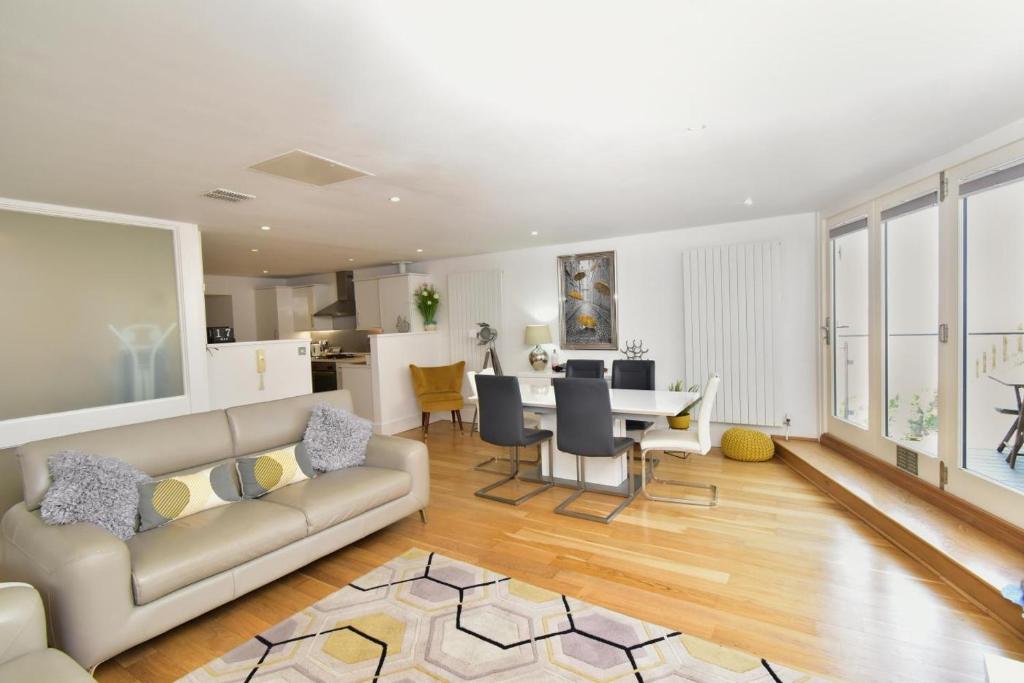 ein Wohnzimmer mit Sofa und Tisch in der Unterkunft 3 Little Beach in Woolacombe