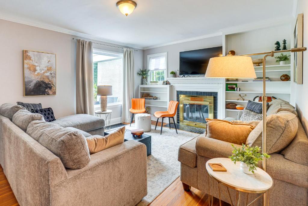 Khu vực ghế ngồi tại Cookout Ready Walkable Home in Bearden Village