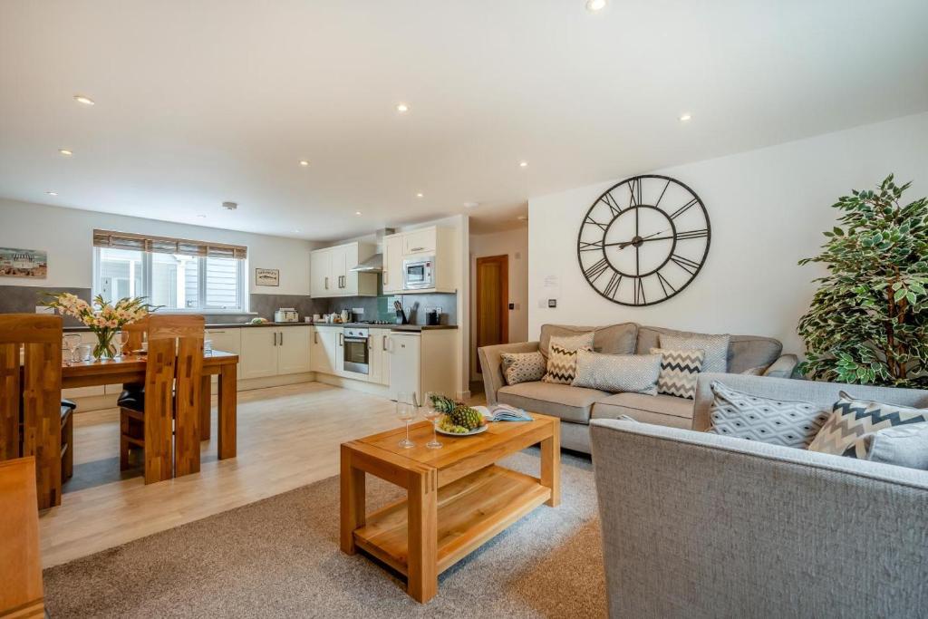 a living room with a couch and a table at Owl in Saint Issey