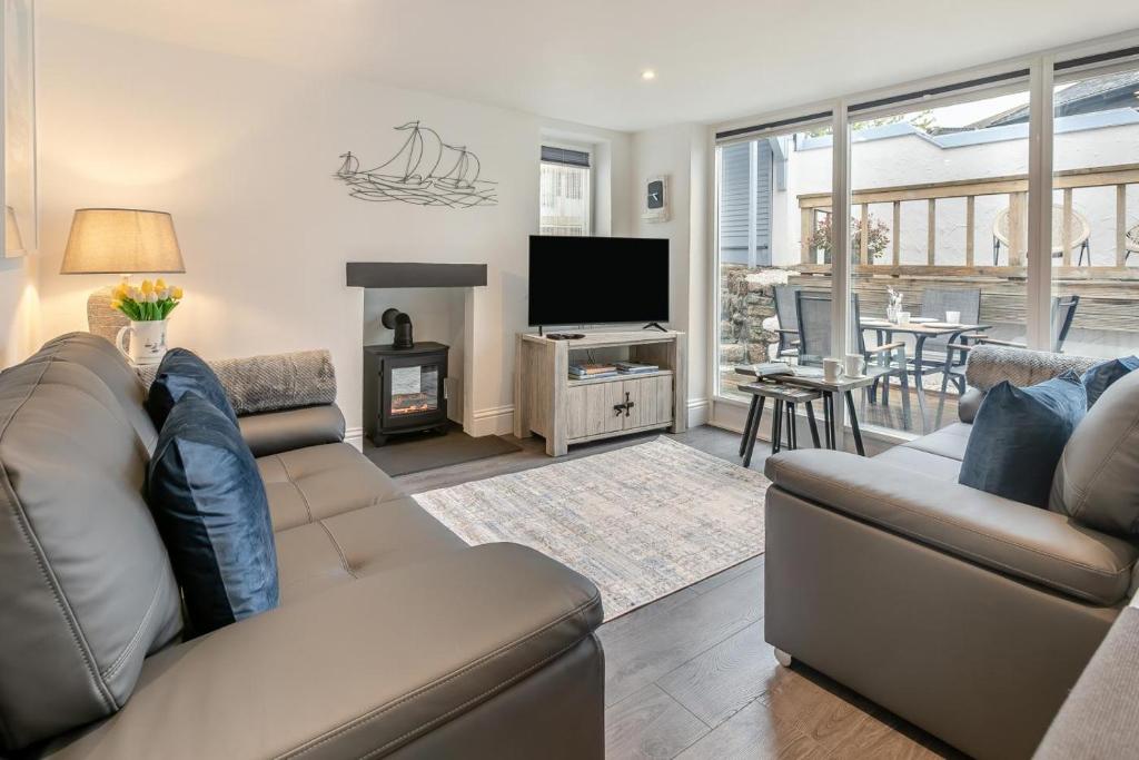 Una televisión o centro de entretenimiento en Knill Cottage West