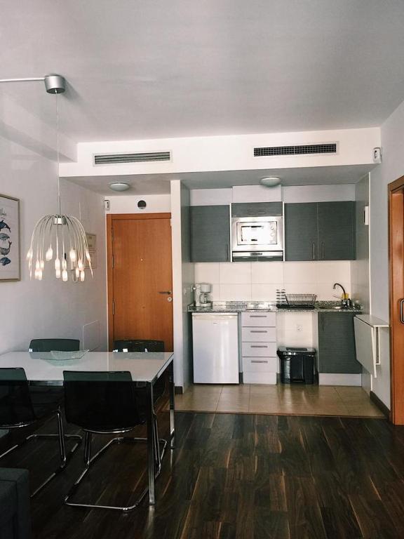 a kitchen with a table and chairs in a room at Hogar Cómodo y cerca de playa in Oliva