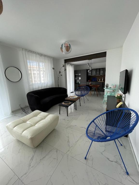 a living room with a couch and chairs at Héliotrope - 3 chambres in Propriano