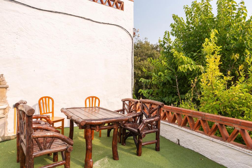 Taman di luar Masía Can Garriga, casa pelegrí