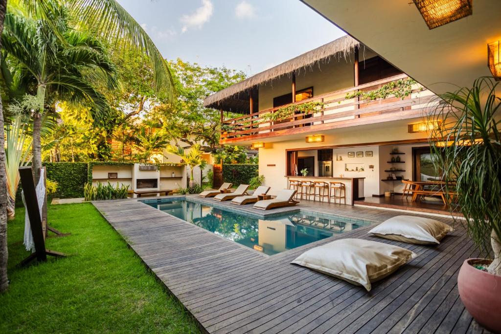a backyard with a swimming pool and a house at Villa Ventana - Aldeia Jericoacoara Group in Jericoacoara