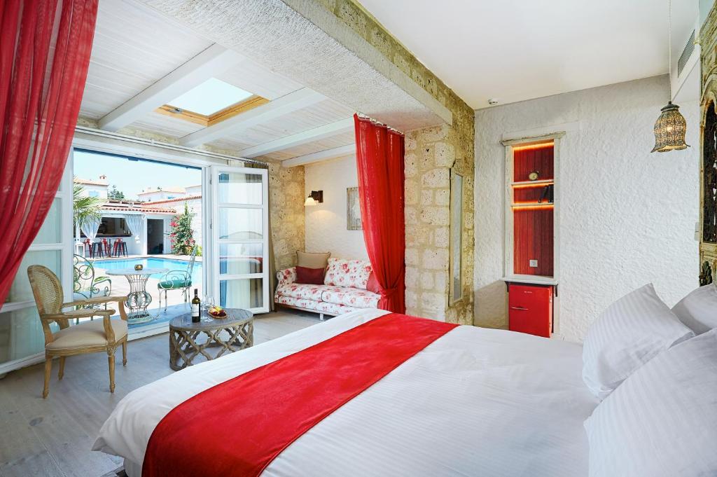 A bed or beds in a room at Alakapi Hotel & Villas