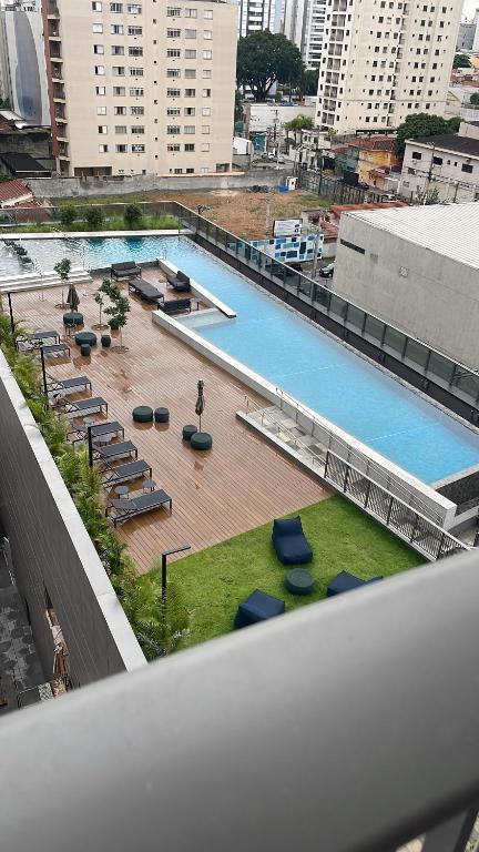een uitzicht over een groot zwembad in een stad bij Studio no condomínio Almagah SPaulo in Sao Paulo