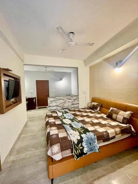 TV a/nebo společenská místnost v ubytování ZenRoofs- Studio Flat