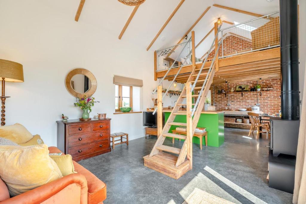 een woonkamer met een hoogslaper en een eetkamer bij Great Knights Cottage in Westfield