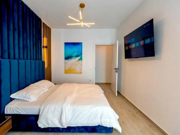 a bedroom with a bed and a ceiling fan at Apartament Lara mamaia in Mamaia Nord