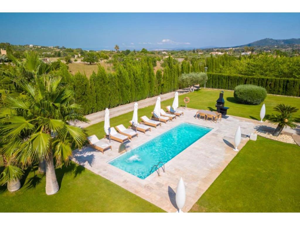 una vista aérea de una piscina con tumbonas en Villa in Mallorca with Event Space & Chill Out, en Selva