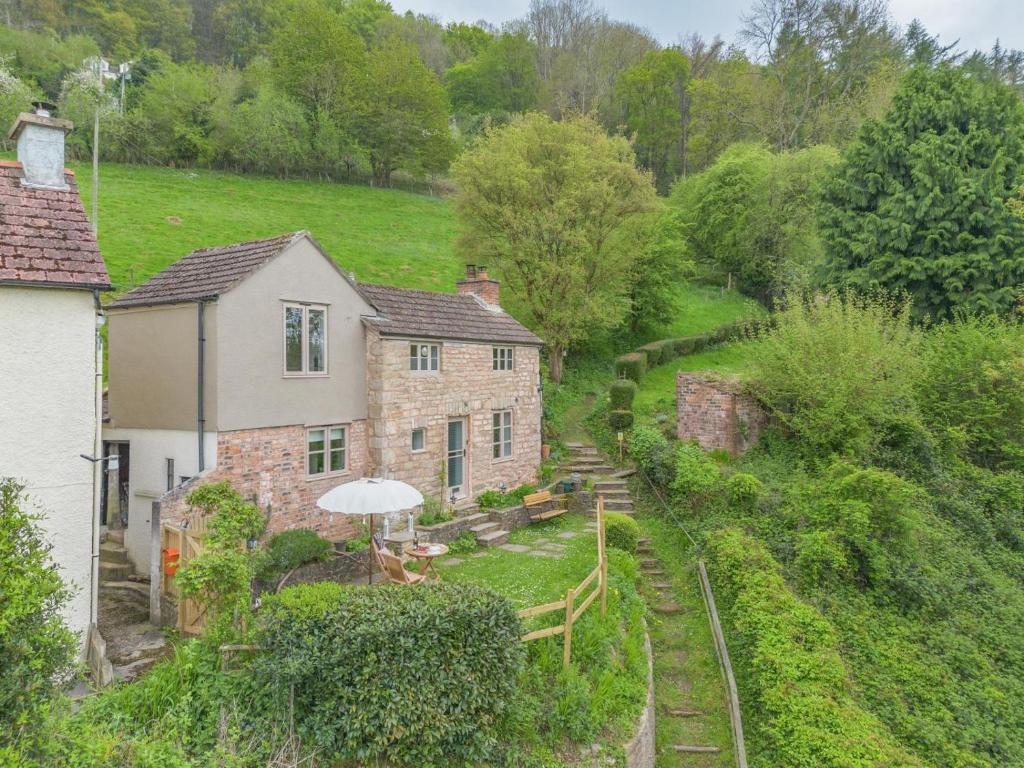 an external view of a house with a garden at Tump Cottage in Walford
