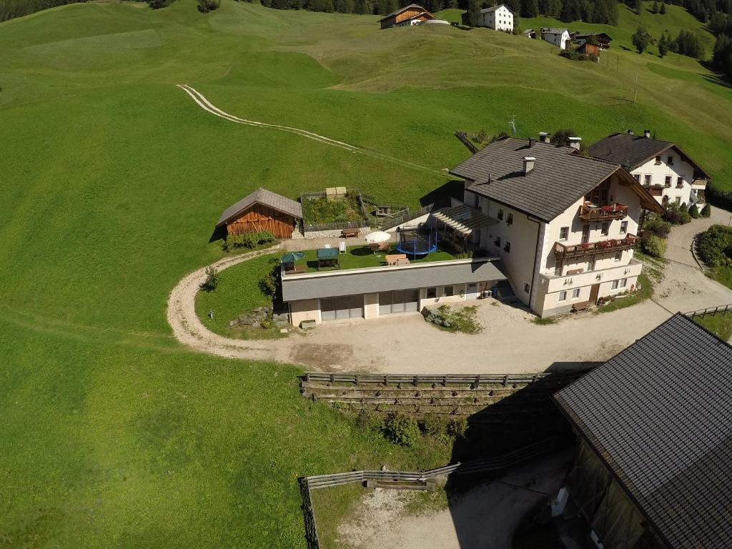 een luchtzicht op een groot huis op een groen veld bij Wirthof in La Valle