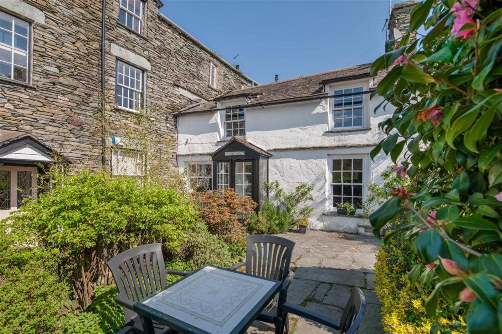 a table and chairs in front of a building at Rose Cottage in Chapel Stile