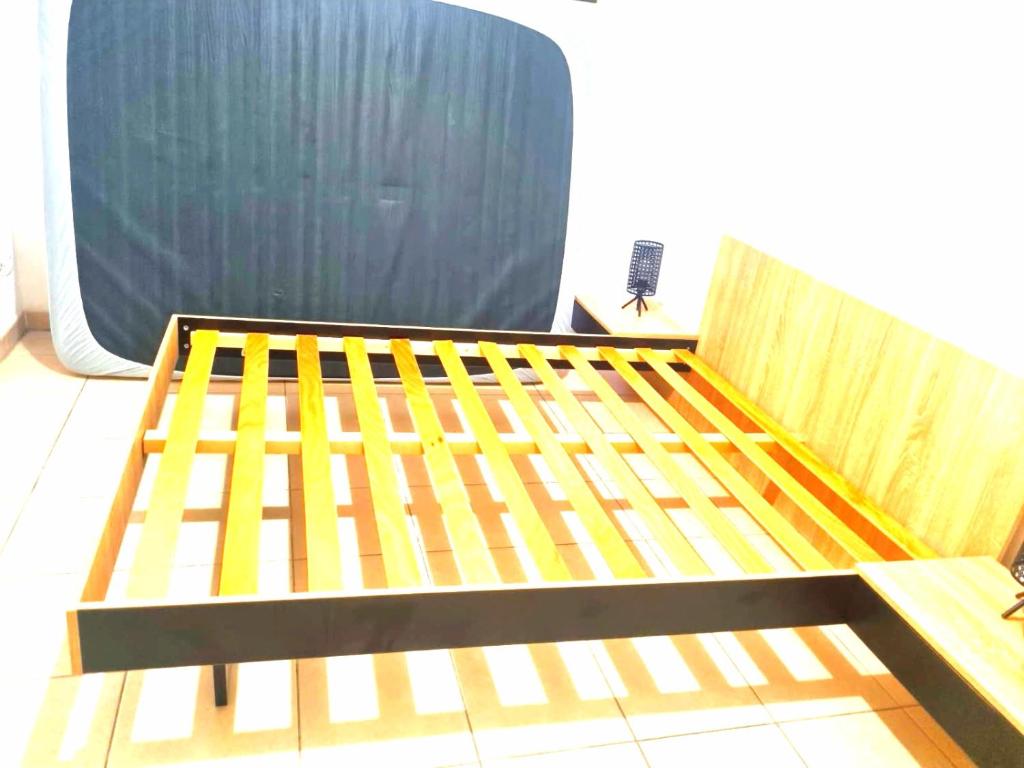 una cama de madera en la parte superior de una habitación en Escale marine, en Saint-Jory