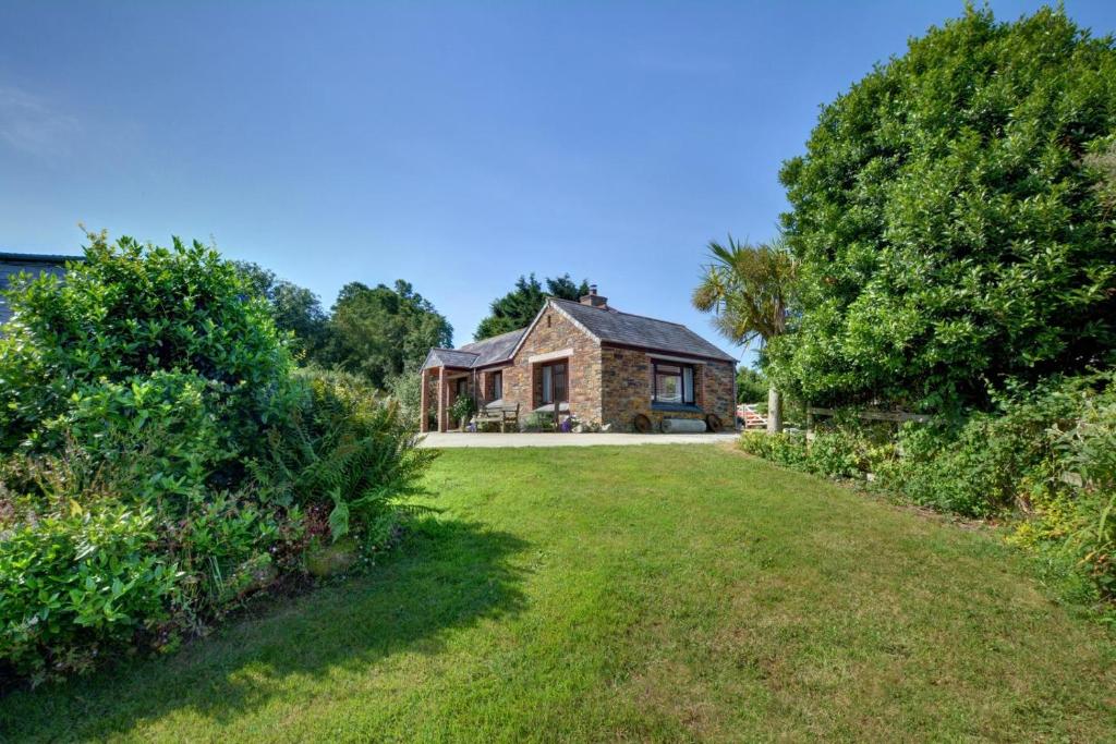 a house with a large yard in front of it at Gwels Efan Barn in Saint Issey