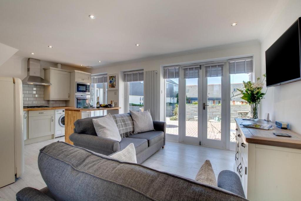 een woonkamer met een bank en een keuken bij 1 Bed in Padstow oc-p00730 in Padstow