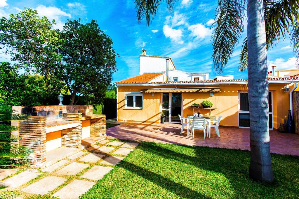 a house with a yard with a wooden deck at Marineta in La Jara