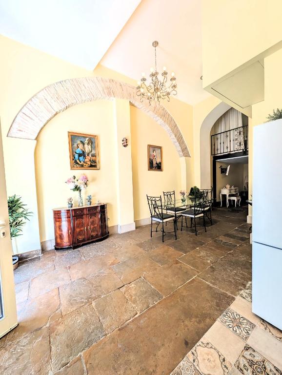 a large living room with a table and chairs at Grand studio 29 in Faro
