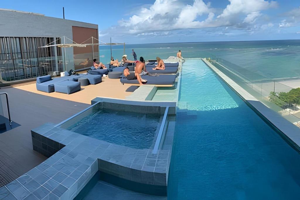 Bazén v ubytování Estúdio Luxo Vista Mar c/Borda Infinita no Rooftop /Ocean View Studio w Infinity Rooftop /NEWTIME MACEIÓ nebo v jeho okolí