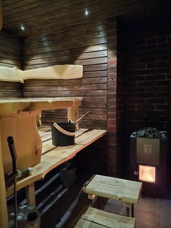 ロヴァニエミにあるBed and saunaのバケツが置かれた木製の棚がある部屋