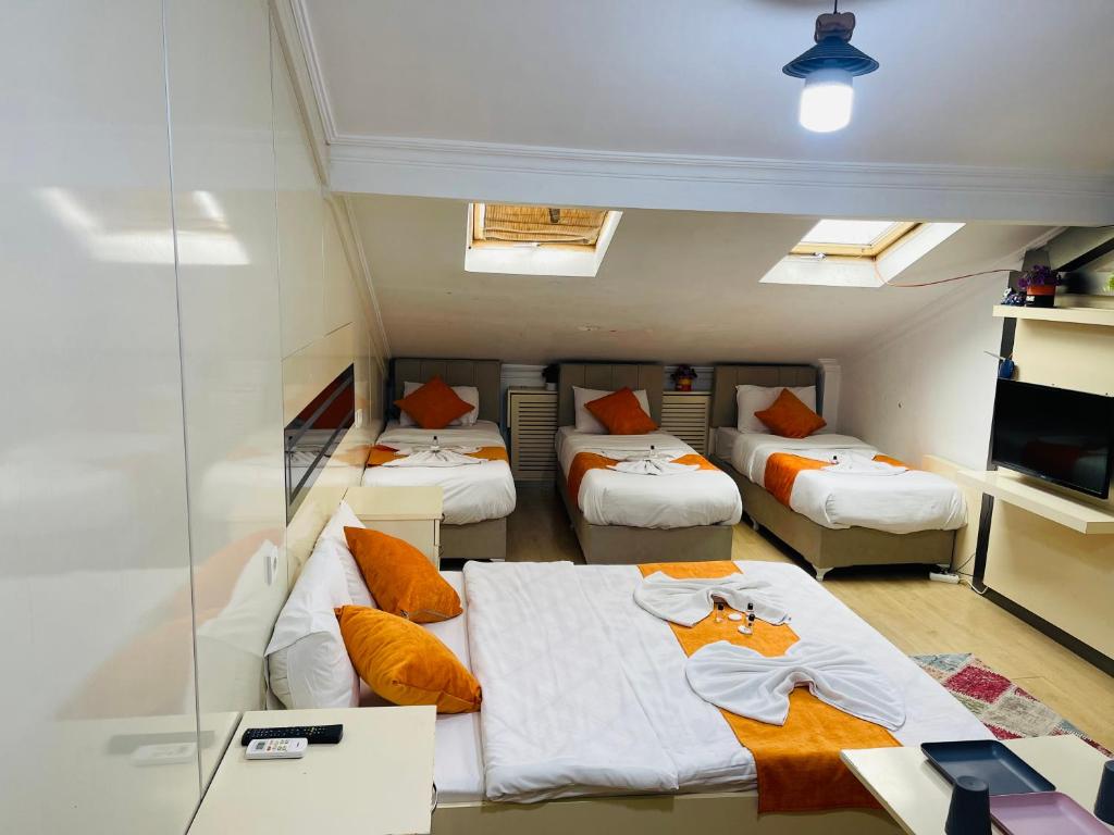 Postel nebo postele na pokoji v ubytování Taksim Golden House Hotel