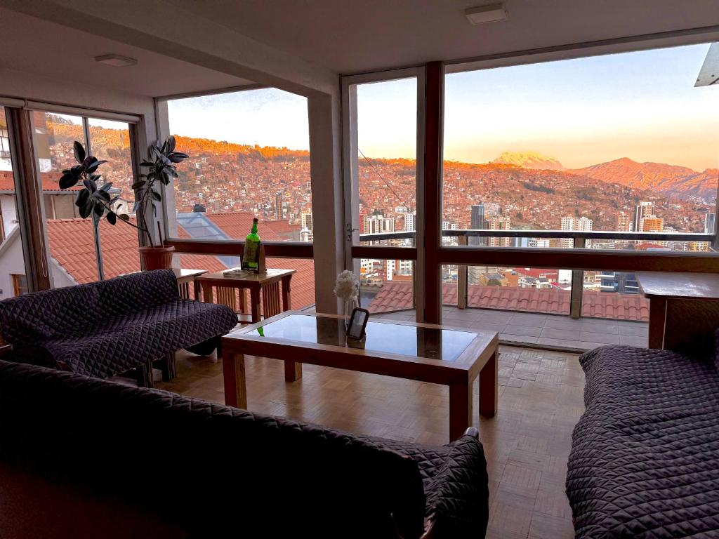 un soggiorno con vista sulla città di Departamento mirador en Villa Florita, la mejor vista de La Paz a La Paz