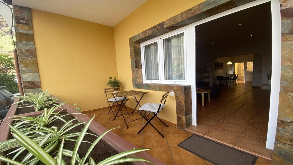 balcone con tavolo, sedie e finestra di El Jade - Guada Apartamento a Valle Gran Rey