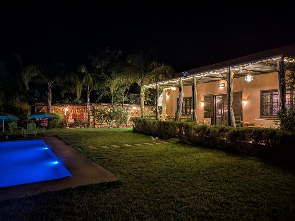 ein Haus in der Nacht mit Pool im Hof in der Unterkunft Magnifica Casa cerca de Marrakech con gran piscina totalmente privada in Tahannaout