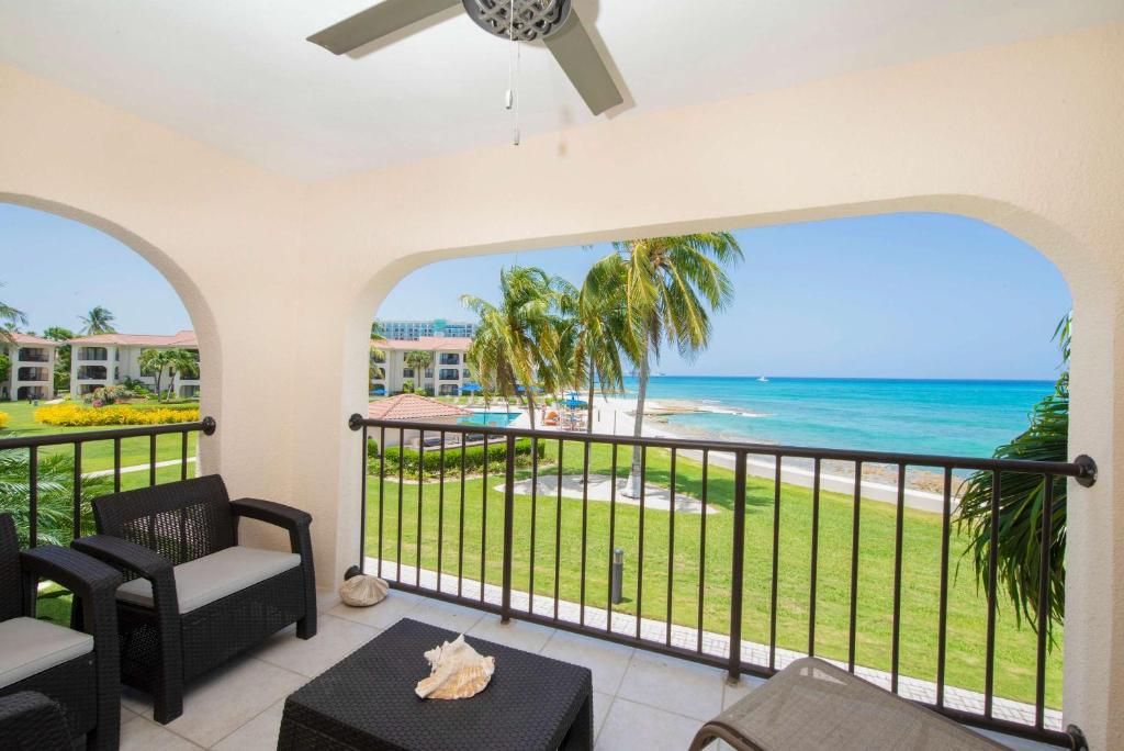 ジョージ・タウンにあるGeorgetown Villas #202 Oceanfront on 7 Mile Beachのビーチを望むバルコニー