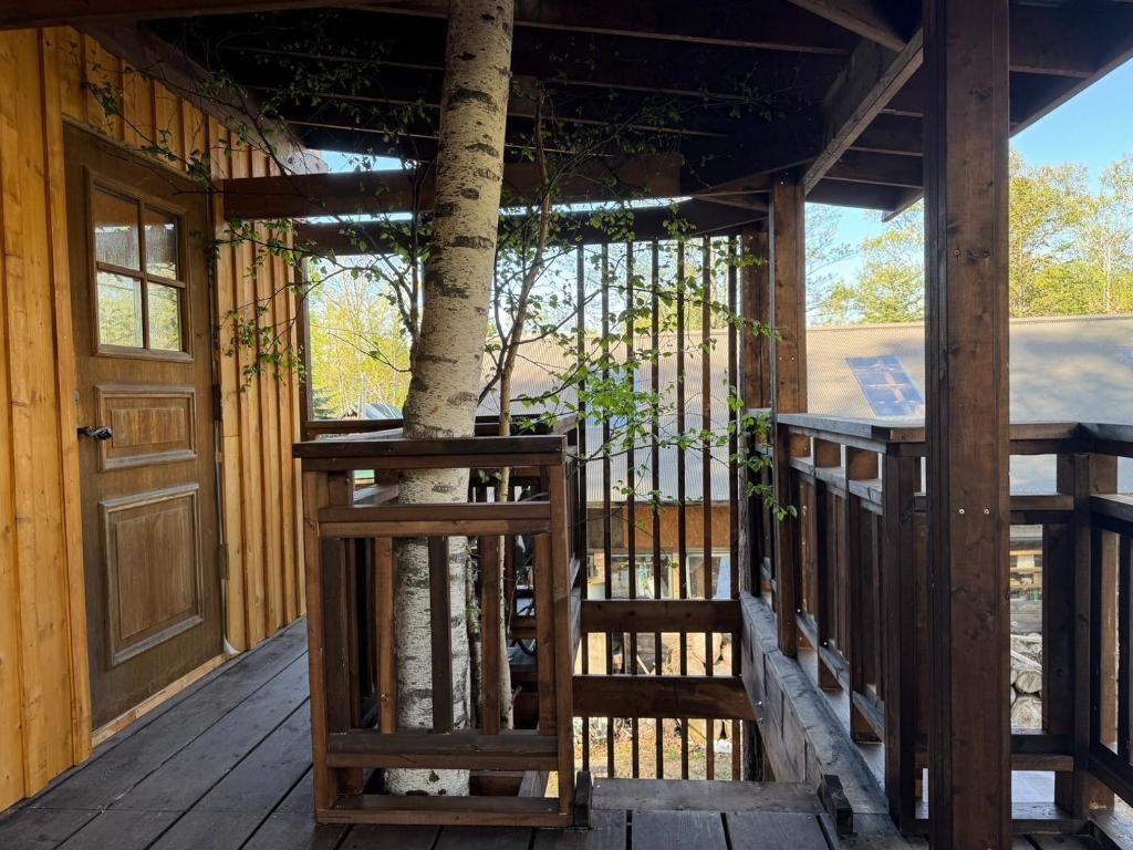 una veranda protetta con un albero al centro di Playhouse Conifer - Vacation STAY 35448v a Mikage