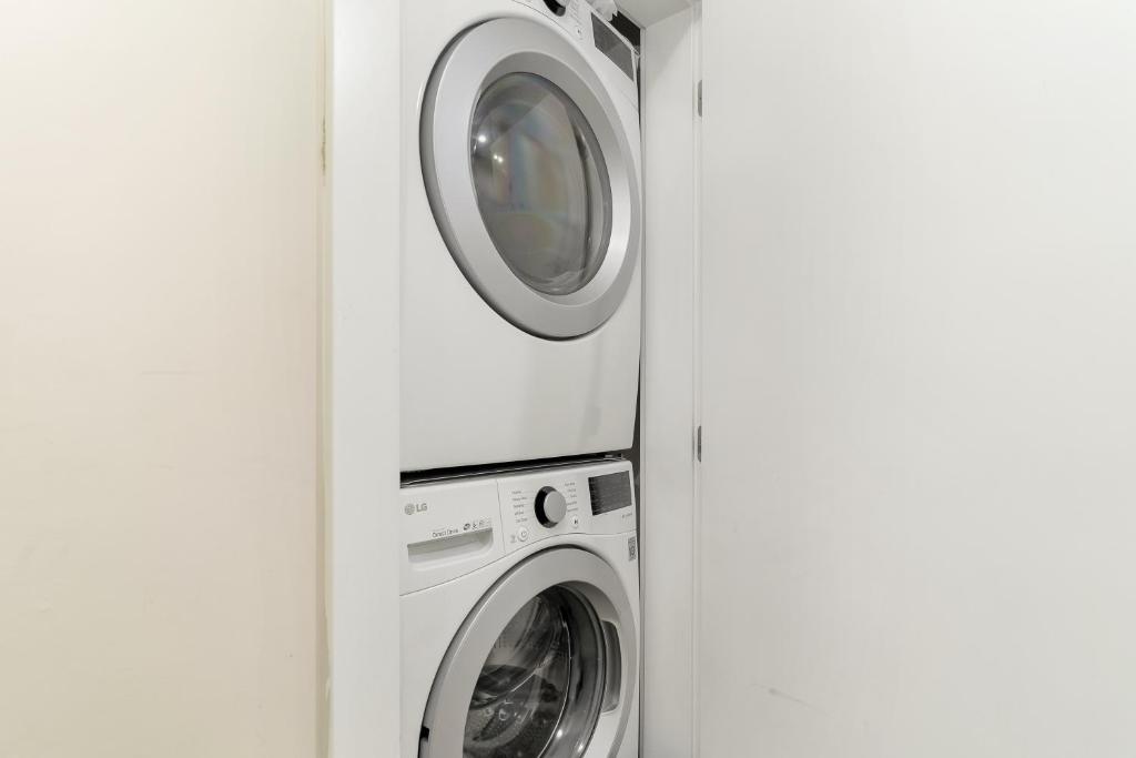 Fotografie z fotogalerie ubytování Peaceful Oasis Chic 2Bedroom Comfort v destinaci Harrison Hot Springs