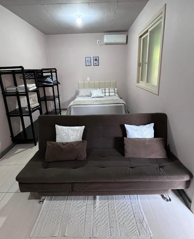 a living room with a couch and a bed at Casa no Vale dos Vinhedos in Bento Gonçalves