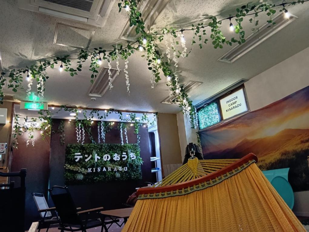木更津市にあるTent House Kisarazu - Vacation STAY 66548vの天井からクリスマスのライトがぶら下がっている部屋