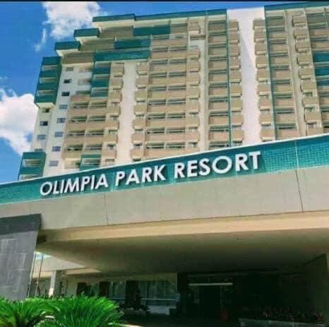 een gebouw met daarop een bord van een parkresort bij Apartamento dentro de um Resort 6 in Olímpia