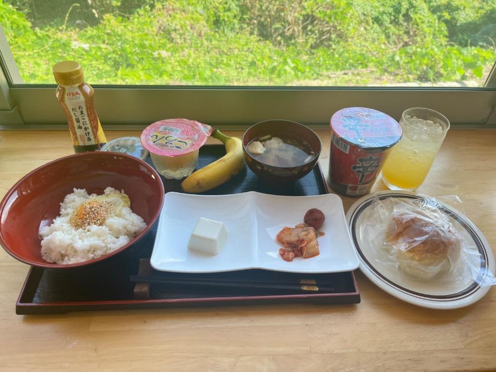 萩市にあるPeace Inn Hagi - Vacation STAY 92113vのご飯が入った皿と食べ物が入ったボウル