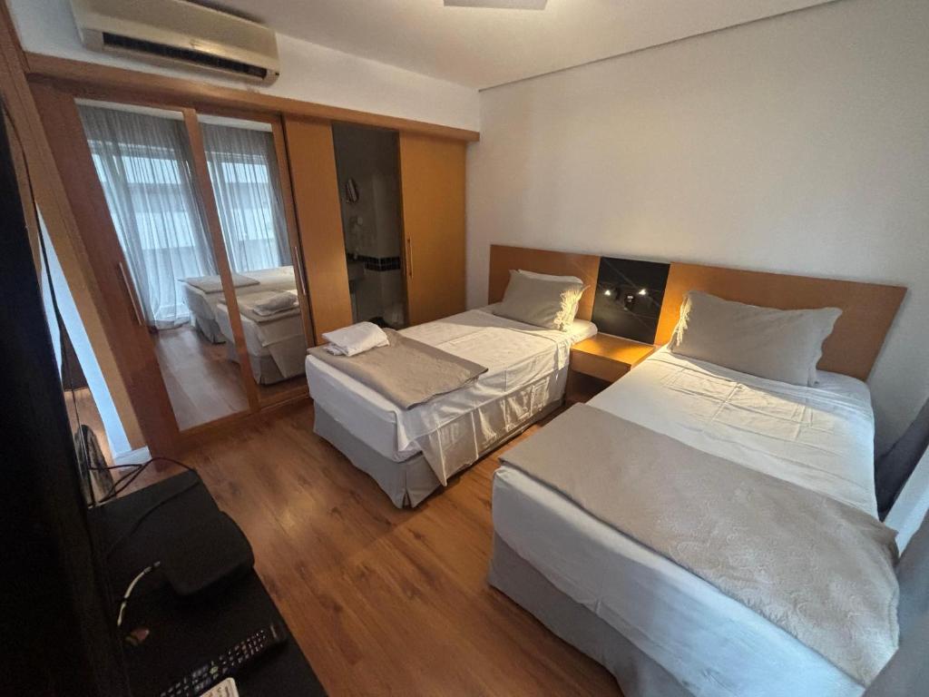 Ένα ή περισσότερα κρεβάτια σε δωμάτιο στο Flat lindo duplo lado Park Ibirapuera Av Paulista com garagem 106