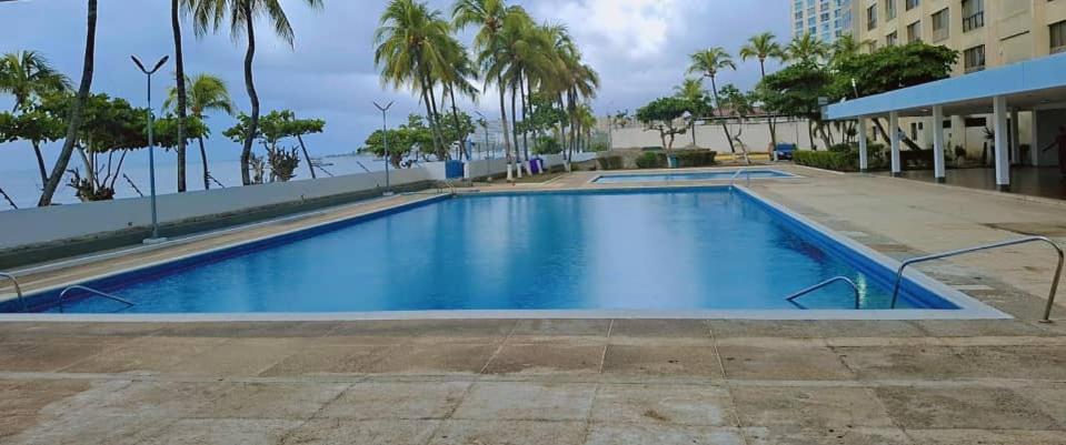 Bazén v ubytování Acogedor Estudio con acceso directo a la playa nebo v jeho okolí
