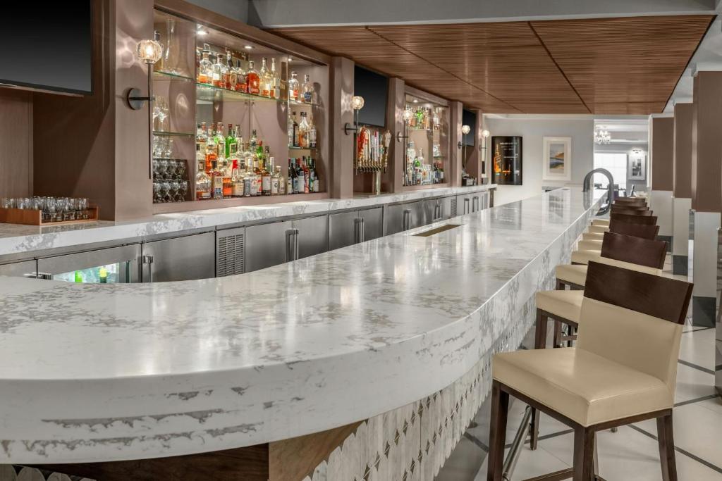 a bar with a marble counter and chairs at Courtyard Palo Alto Los Altos in Palo Alto