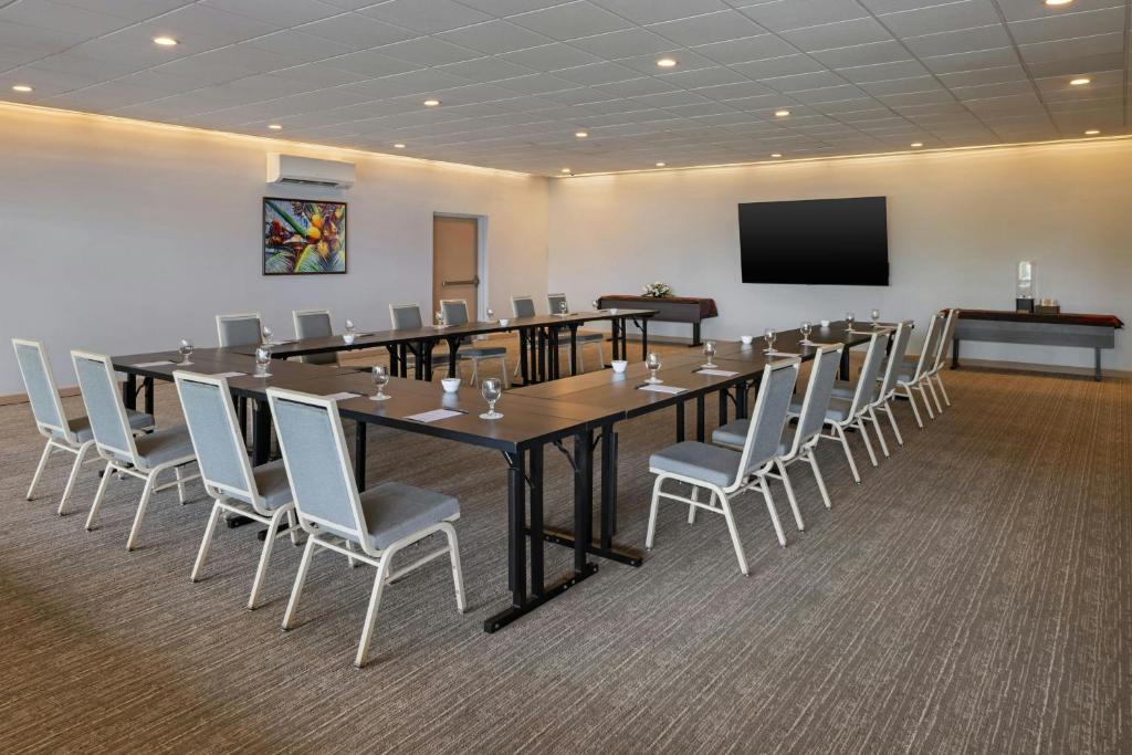 Courtyard by Marriott King Kamehameha's Kona Beach Hotel photo