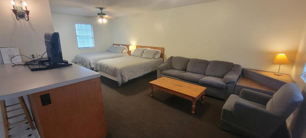 Postel nebo postele na pokoji v ubytování Anchor Inn Marina and Resort