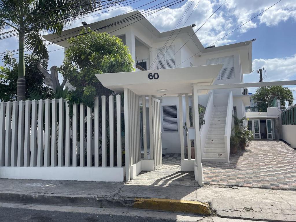 サンファンにあるIsmael Rivera Villa 1 Ocean Park 4bd 2bの白家