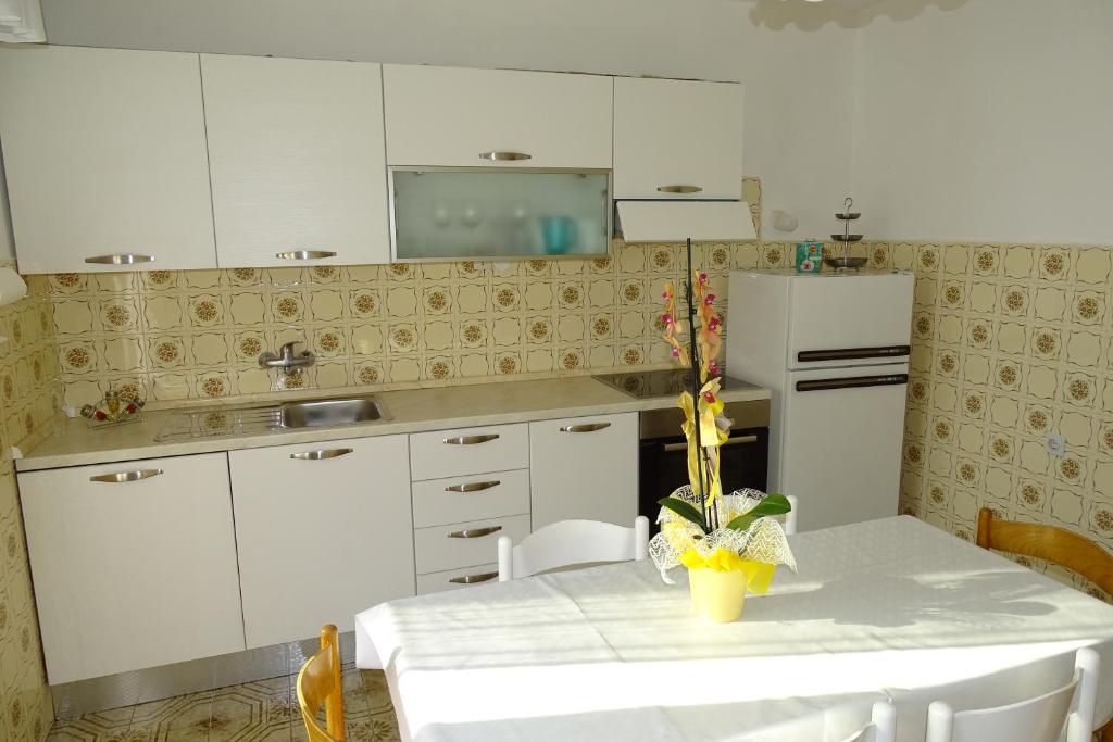 Kuchyňa alebo kuchynka v ubytovaní Apartment Parenzana Bibali 65 A 52460-Buje