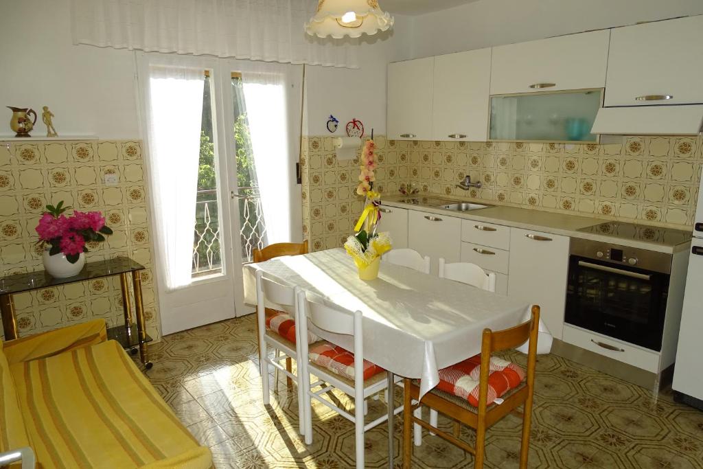 Kuchyňa alebo kuchynka v ubytovaní Apartment Parenzana Bibali 65 A 52460-Buje