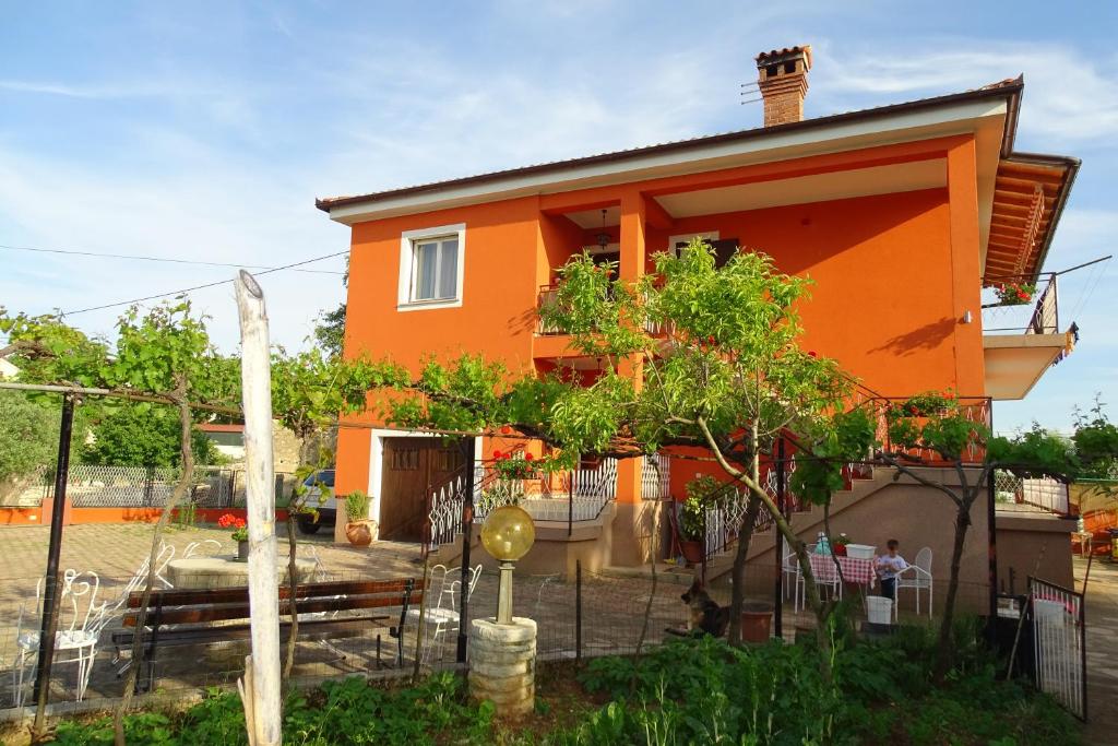 Budova, v ktorej sa apartmán nachádza