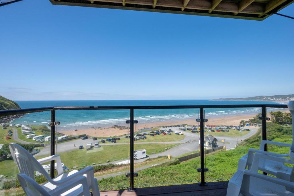 una vista de la playa desde el balcón de una casa en Flat 11 Clifton Court, en Croyde