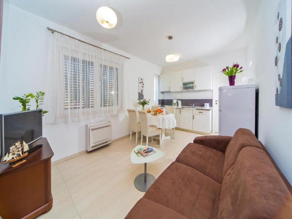 4B Apartments - Two Bedroom Apartment with Balcony